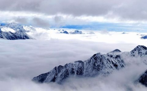 达古冰川 圣洁雪景、云烟缭绕的美景让游客赞叹不已