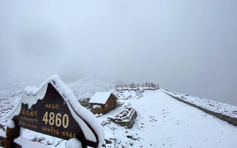 下雪不分季节，达古冰川今天又飘雪了